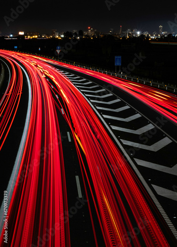 Fotografie Estela de colores de luces de coche usando larga exposición