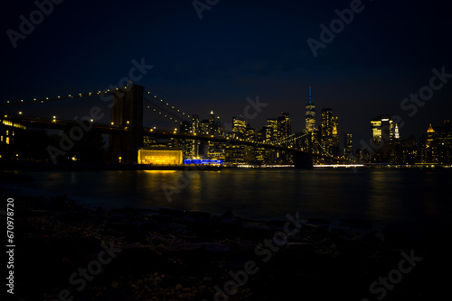 Skyline de Nueva York desde el Dumbo hasta el puerto de columnas
 photo