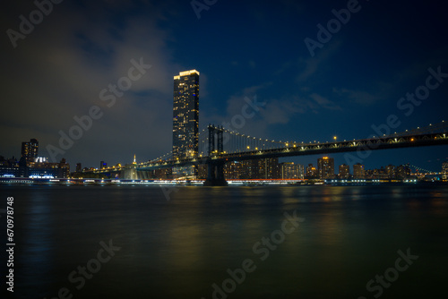 Skyline de Nueva York desde el Dumbo hasta el puerto de columnas  © Xavier López