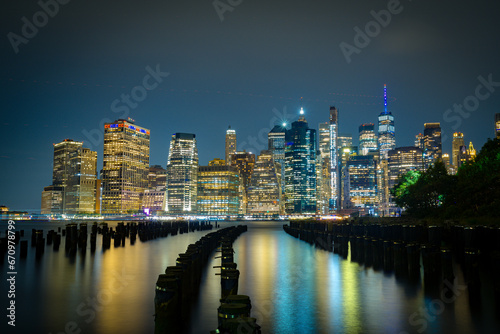 Skyline de Nueva York desde el Dumbo hasta el puerto de columnas
 photo