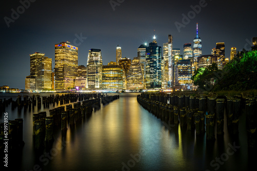 Skyline de Nueva York desde el Dumbo hasta el puerto de columnas
 photo