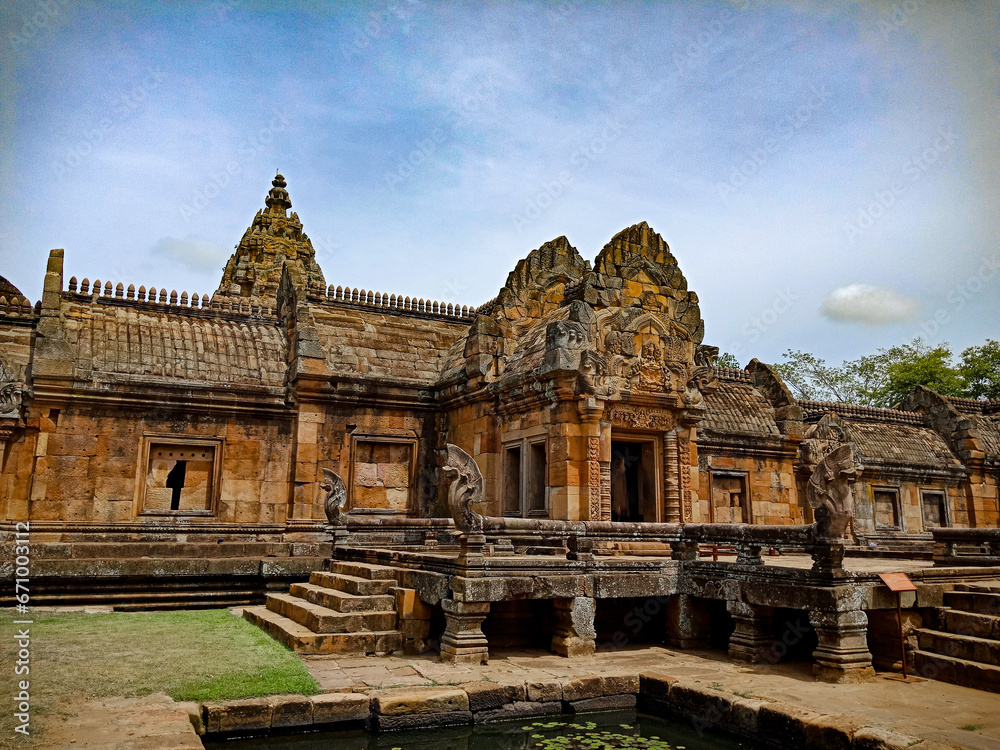 Naklejka premium The photo captures the ethereal beauty of Prasat Khao Phanom Rung against the backdrop of the Thai landscape, evoking a sense of wonder at the architectural and cultural legacy of the past.