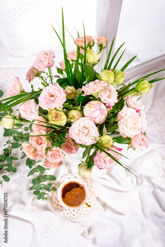 Fototapeta Naklejka Na Ścianę i Meble -  vase rose arrangement