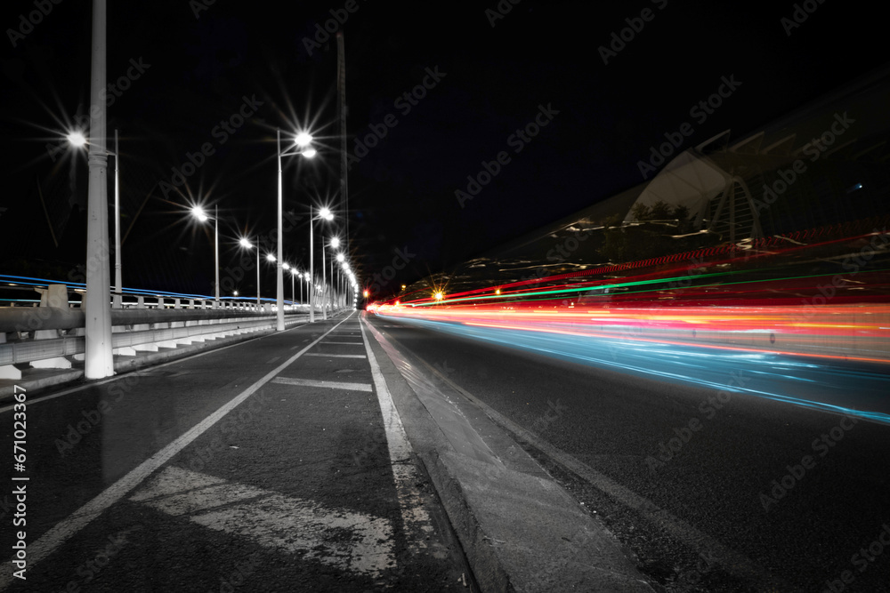 Estela de colores de luces de coche usando larga exposición
