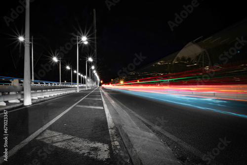 Estela de colores de luces de coche usando larga exposici  n