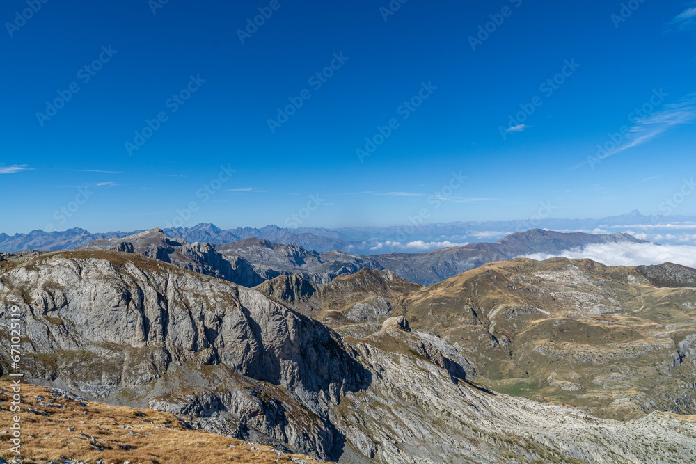 Obraz premium Trekking autunnale in Valle Ellero, cuore delle Alpi Marittime, tra la Cima delle Saline e la Vetta Pian Ballaur