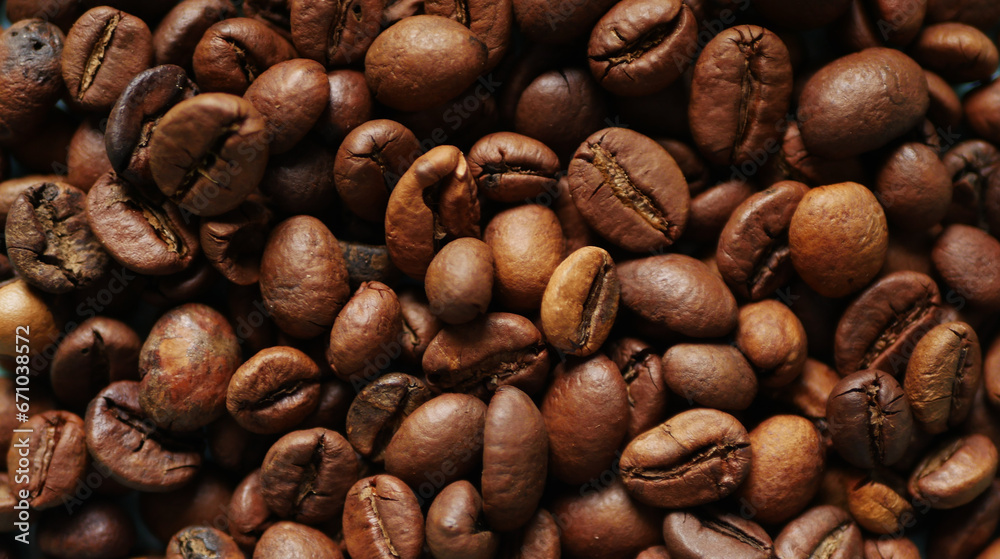 Naklejka premium Close up coffee beans texture. Caffeine drink