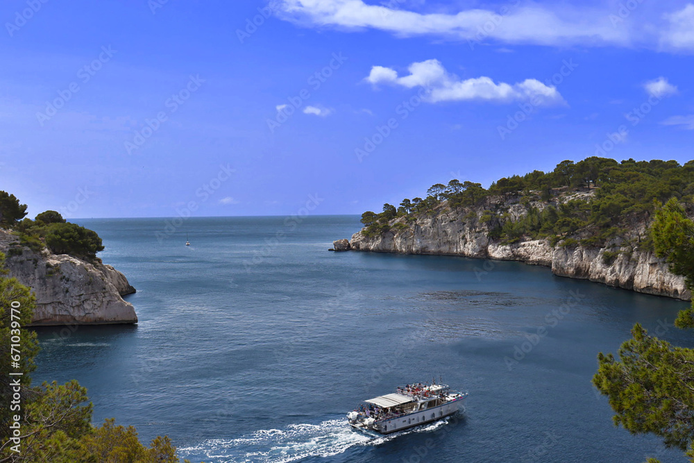 Panorama di barca sull'acqua in mare Panorama di barca sull'acqua in mare
