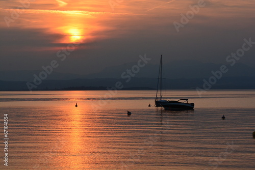 tramonto con nuvole sul lago di garda © andreafer99