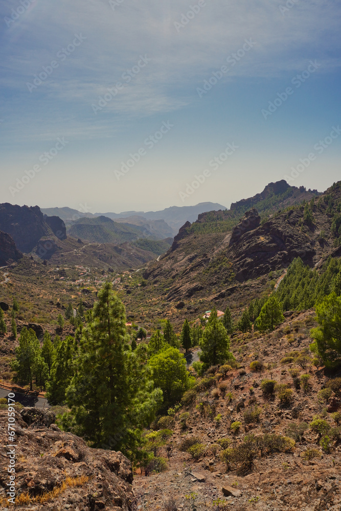 
The small town of Ayacata and the ravine of the same name characterize one of the most spectacular and tormented landscapes of the summit of Gran Canaria.
