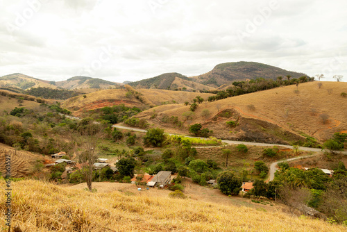 Serras, estradas e sitio no meio de um vale.