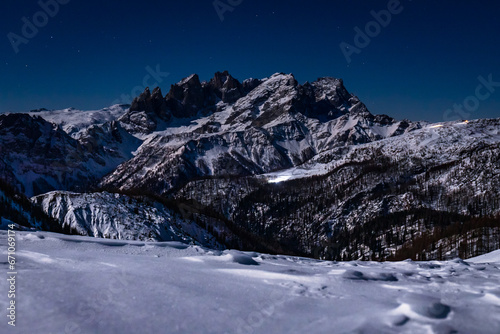 paesaggio innevato notturno