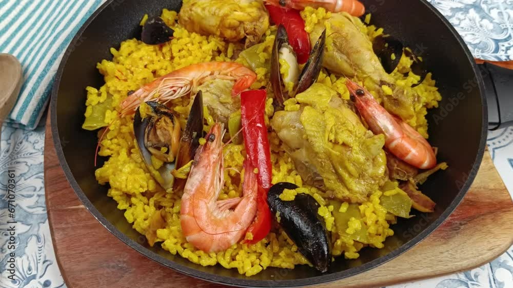 paella dans une poêle, en gros plan, sur une table