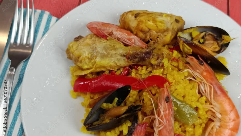 assiette de paella en gros plan