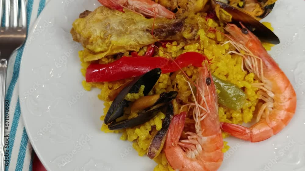 assiette de paella en gros plan