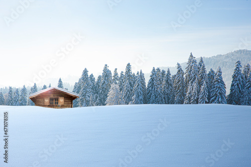 Holzhütte in einer verschneiten Winterlandschaft