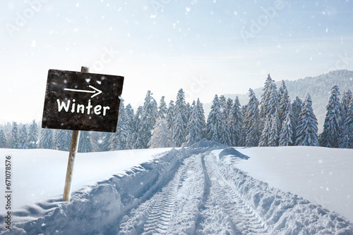 Schneefahrbahn im Winter durch verschneite Landschaft
