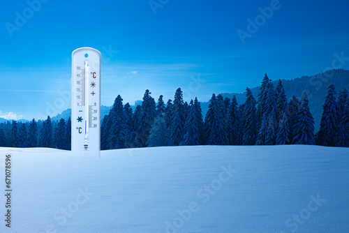Thermometer bei Minus-Temperaturen im Schnee