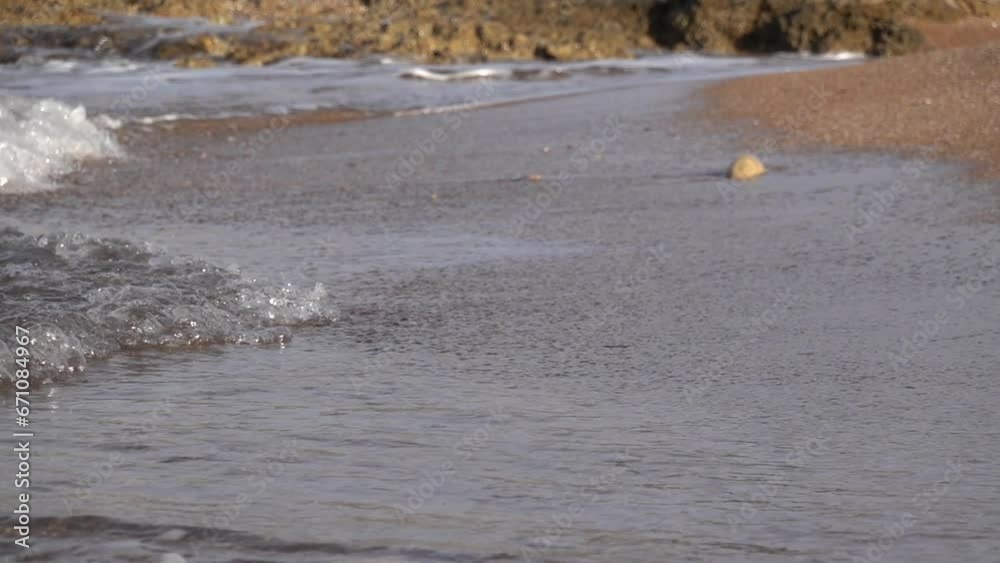 Brandung Gischt am Strand, auf Sand und Fels Brandung Gischt am Strand, auf Sand und Fels