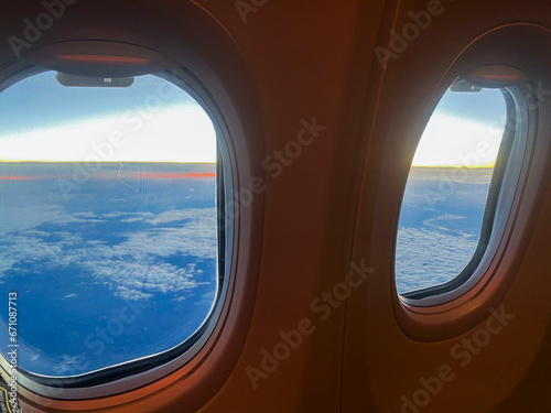 okna słońce lot samolotem krajobraz z lotu ptaka chmury