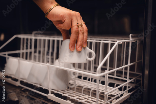 Fototapeta Naklejka Na Ścianę i Meble -  Sauberes Geschirr in Küche wegräumen