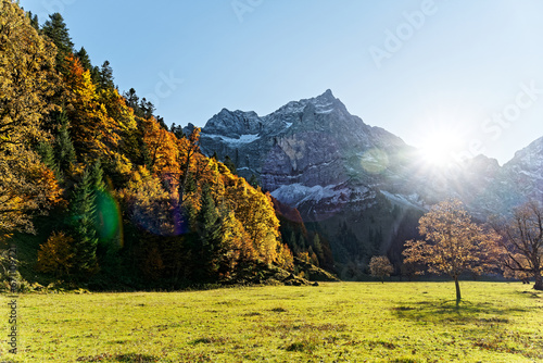 Herbstbäume zum Sonnenuntergang am Ahornboden im Karwendel Nationalpark