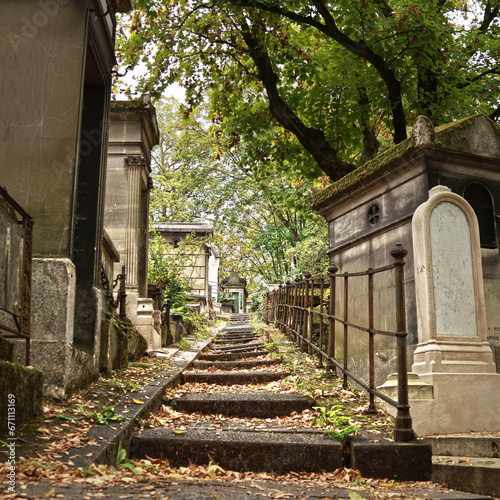 Fototapeta Naklejka Na Ścianę i Meble -  Walk through the Père Lachaise Cemetery Paris