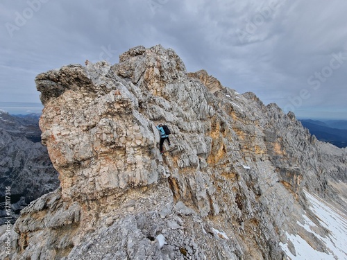 Bergsteigerin beim freien Klettern an den Garmisch Partenkirchner Dreitorspitze
