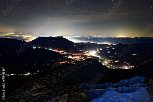 Blick auf Berchtesgaden am Watzmann Hocheck am Gipfel in der Nacht bei sternenklarem Himmel