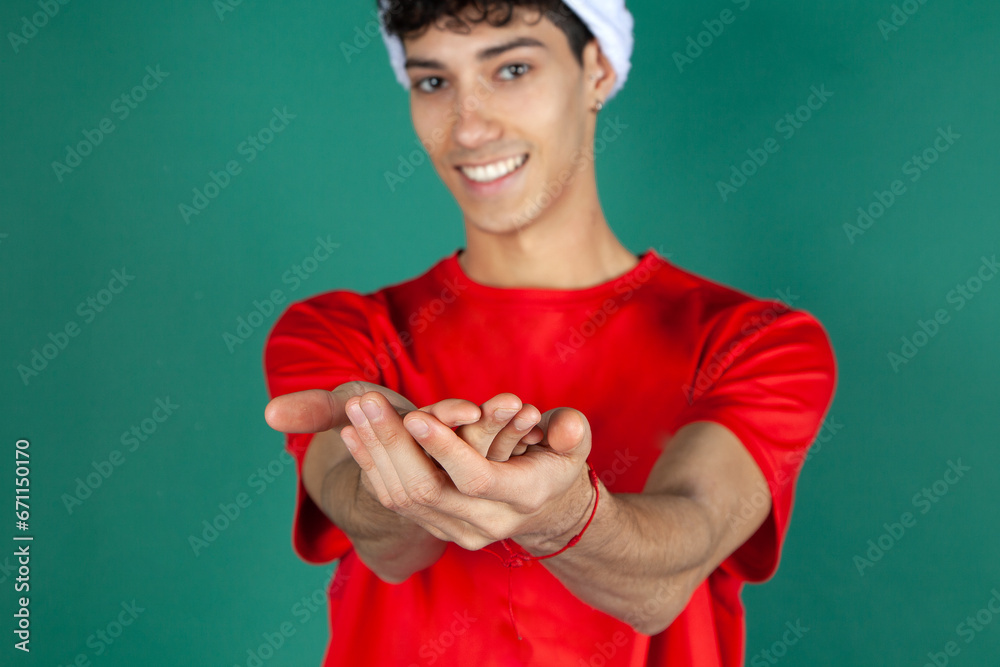 Chico vestido de papa noel en navidad mostrando con sus manos. hombre ...