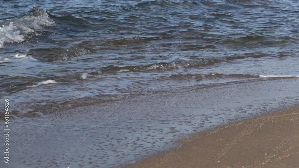 Brandung Gischt am Strand, auf Sand und Fels Brandung Gischt am Strand, auf Sand und Fels