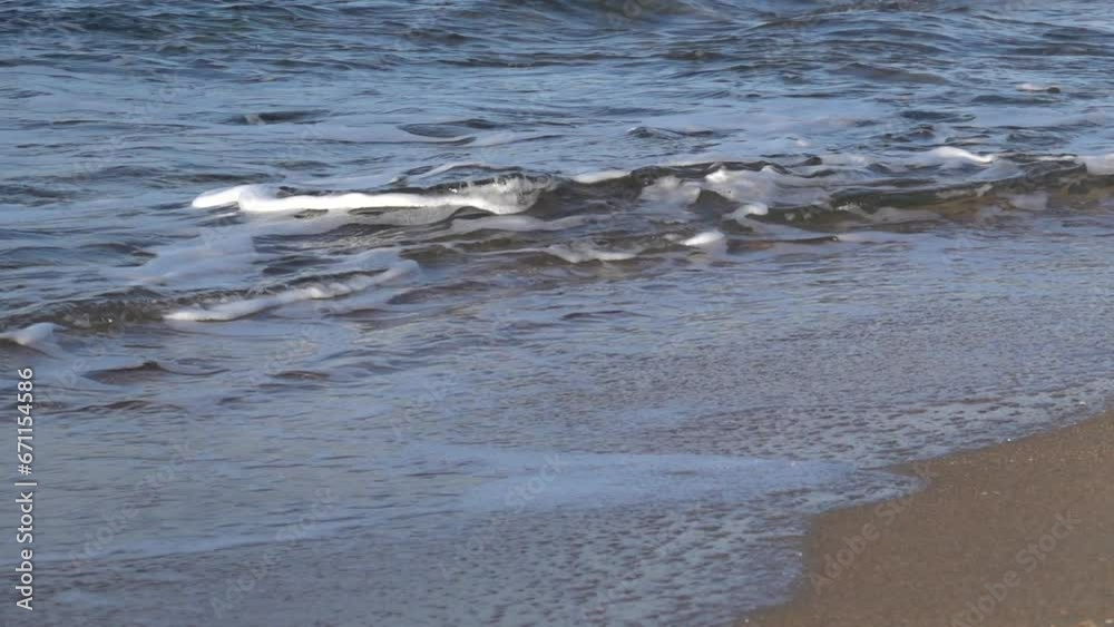 Brandung Gischt am Strand, auf Sand und Fels Brandung Gischt am Strand, auf Sand und Fels