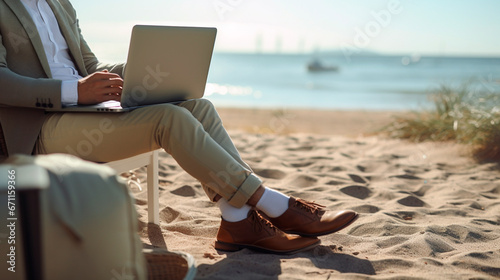 hombre de negocios trabajando con laptop en la playa a orillas del mar 