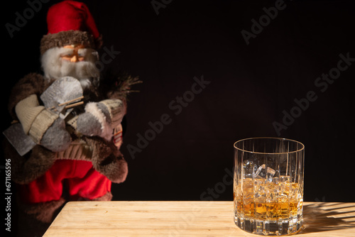 Babbo Natale prende un drink