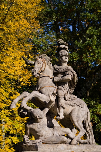 Posąg w parku miejskim w słoneczny jesienny dzień