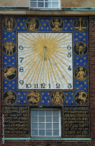 Sonnenuhr am Hochzeitsturm in Darmstadt