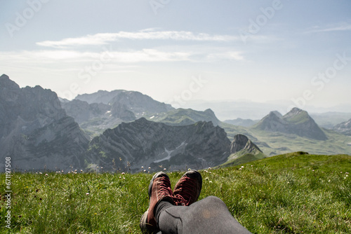 nogi turysty na łące górskiej, odpoczynek w górach, Durmitor, góry, łąka, panorama, czarnogóra, montenegro, europe