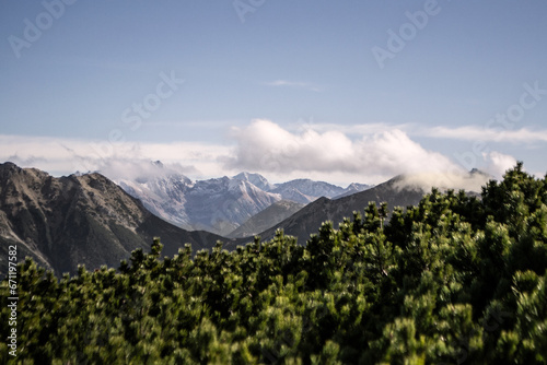 widok na Tatry Wysokie w chmurach z Ornaku w Tatrach Zachodnich, kosodrzewina, Tatry, Tatrzański Park Narodowy, Kościelisko, Zakopane, Dolina Kościeliska