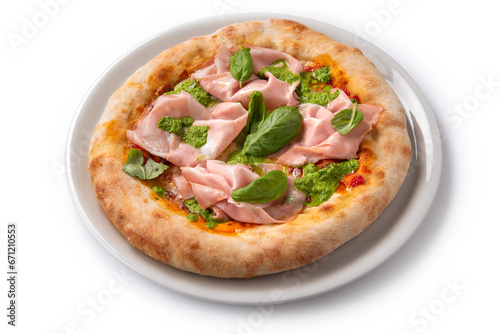 Deliziosa pizza gourmet condita con sugo, mozzarella, pesto e mortadella, cibo italiano 