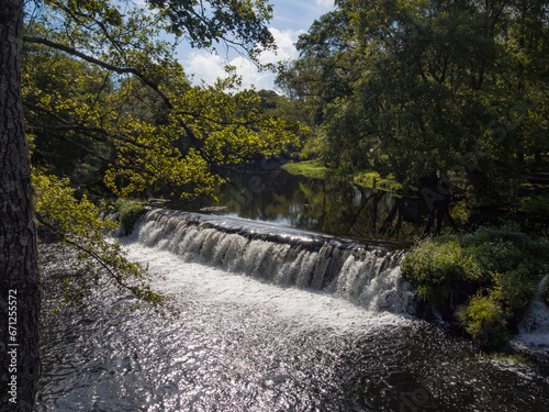 Cascada de agua en un paisaje verde y fresco de verano en Allaritz  Orense  rodeado de naturaleza verde visitando Galicia en Espa  a  2021