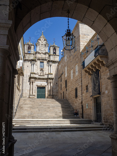 Vista vertical de la hermosa iglesia de Santa Maria Nai desde un arco con columnas en Orense, provincia de Galicia en España. Época medieval, estilo barroco con impresionantes escaleras verano 2021.