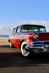 Leinwandbilder Oldtimer Oldtimer am Sandstrand bei Sonnenschein  © Heidi Patricola