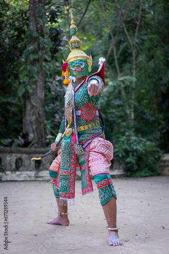 Khon is the art of classical traditional Thai dance in the mask culture of Thailand. Beautiful dancing in the Mask Literature Performance is a Ramayana epic.