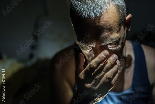 Foto Close up of sad man in dark room