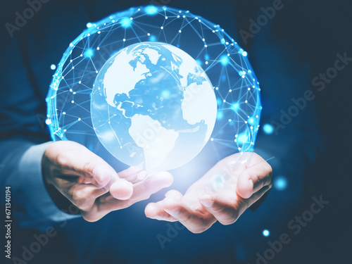 mani ologramma connessione internet globalizzazione 