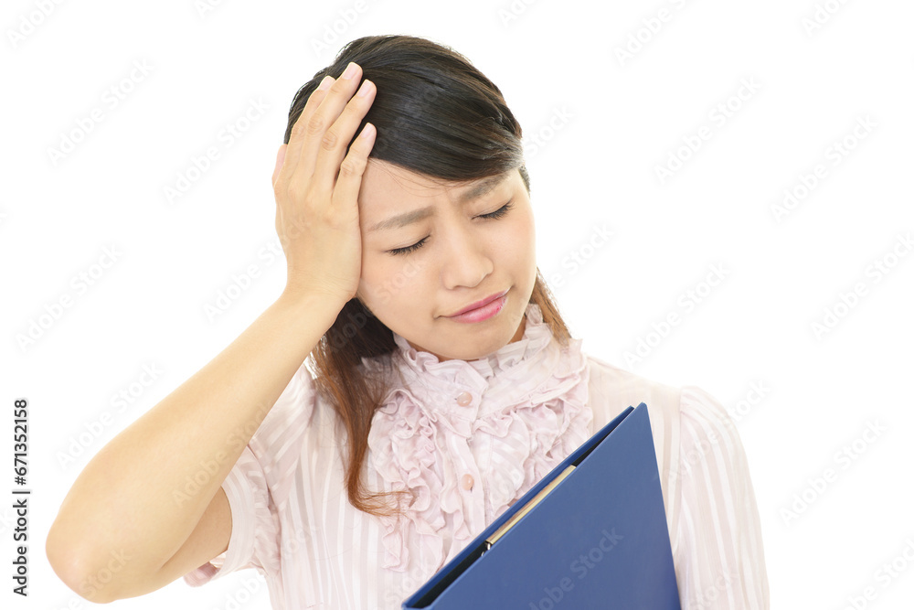 考える女性社員 考える女性社員