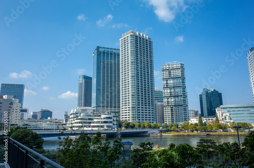 青空の横浜みなとみらいの超高層ビルとタワマン © Junichi