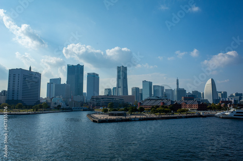 青空の横浜みなとみらいの超高層ビルとタワマン  © Junichi