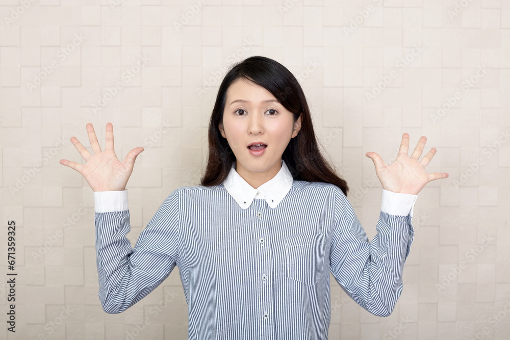 驚く女性