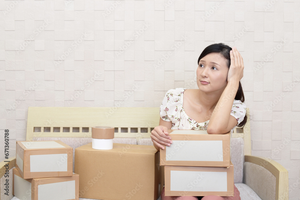 荷造りをする女性